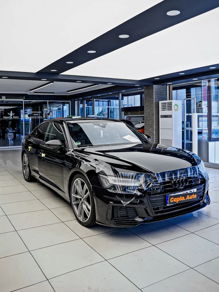 Capla stüdyosunda Audi'nin ön bölümüne şeffaf PPF yerleştirilirken