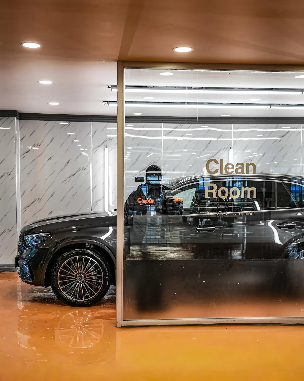 Capla kontrollü yıkama alanında hazırlanan siyah Mercedes SUV ve görevli teknisyen