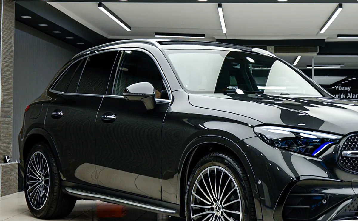 Capla stüdyosunda çizgisel ışık altında teslim kontrolüne alınmış siyah Mercedes SUV